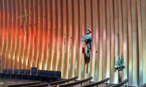 La statue Notre Dame de l'Apocalypse dans le chœur de la cathédrale