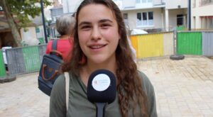 jeune fille au micro