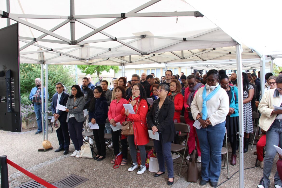 L'assemblée à l'extérieur de Notre-Dame des Noues