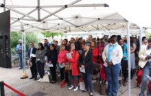 L'assemblée à l'extérieur de Notre-Dame des Noues