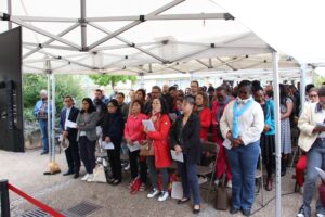 L'assemblée à l'extérieur de Notre-Dame des Noues