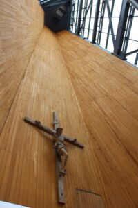 La toiture rénovée de l'église permet à nouveau un jeu de lumière sur le crucifix