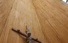 La toiture rénovée de l'église permet à nouveau un jeu de lumière sur le crucifix