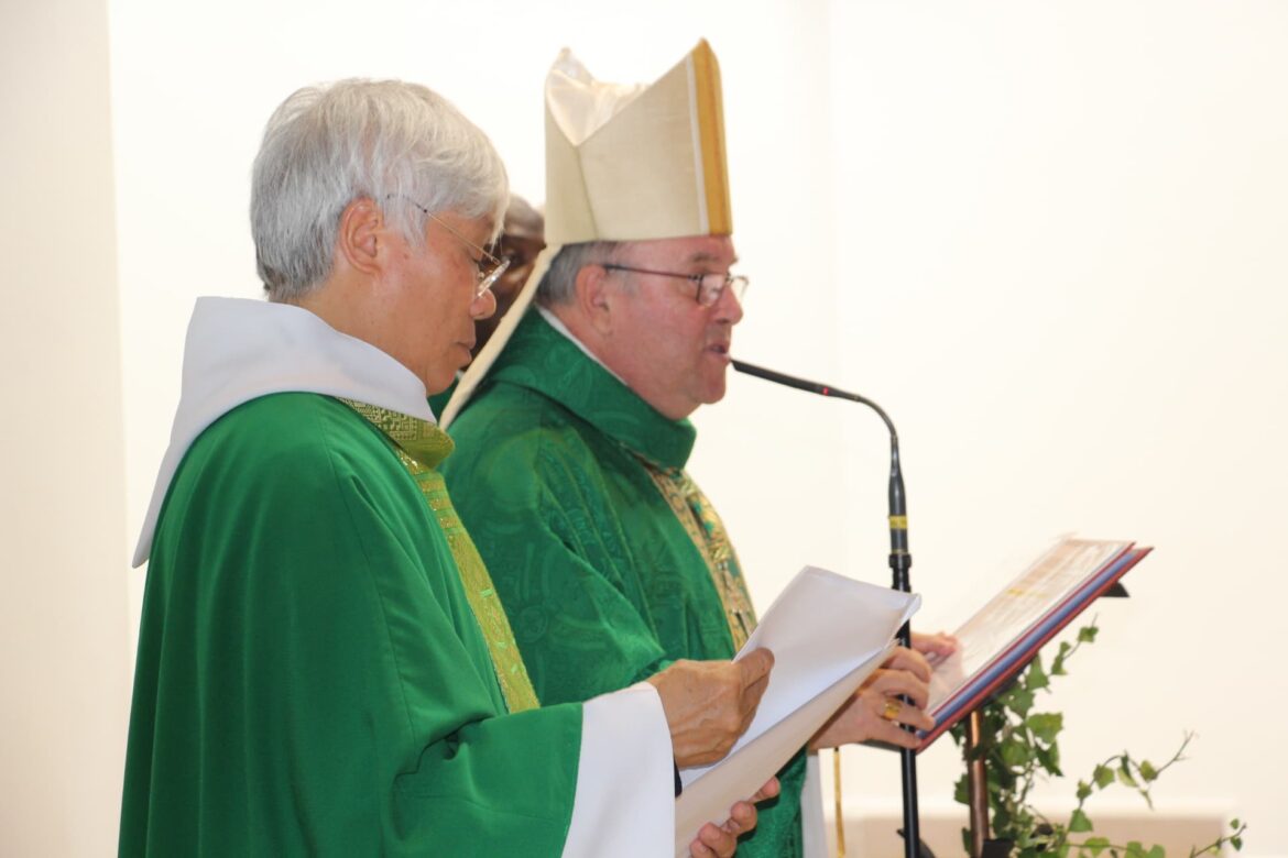 Le Père Pierre Nguyen Thang, curé de la paroisse, et Mgr Bertrand