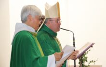 Le Père Pierre Nguyen Thang, curé de la paroisse, et Mgr Bertrand