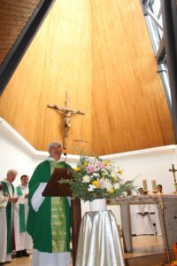 Le Père Thang, curé de Notre Dame des Noues