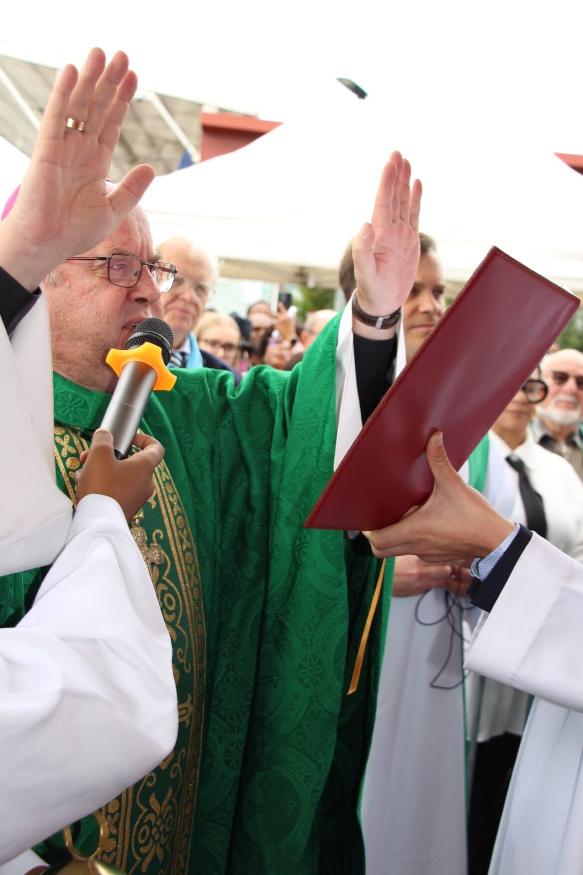 Bénédiction de Mgr Bertrand pour rouvrir Notre-Dame des Noues