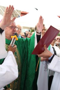 Bénédiction de Mgr Bertrand pour rouvrir Notre-Dame des Noues