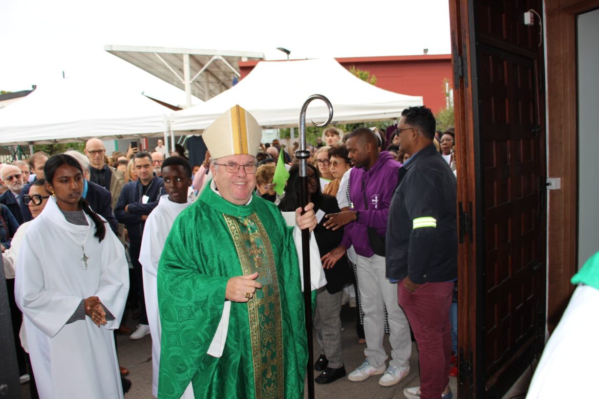 Mgr Bertrand entre dans l'église Notre Dame des Noues pour la première fois