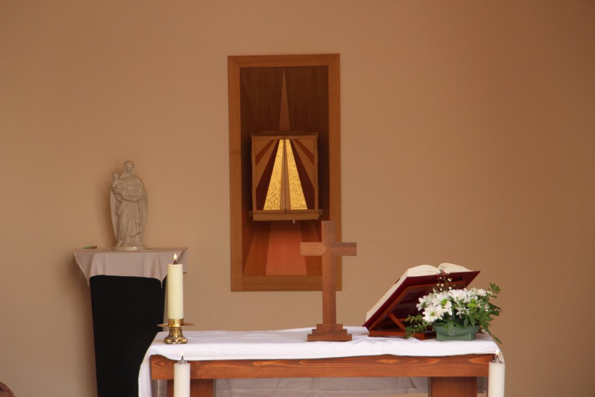 L'autel provisoire de l'oratoire Carlo Acutis à Notre-Dame de Boulogne