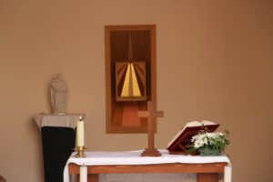 L'autel provisoire de l'oratoire Carlo Acutis à Notre-Dame de Boulogne