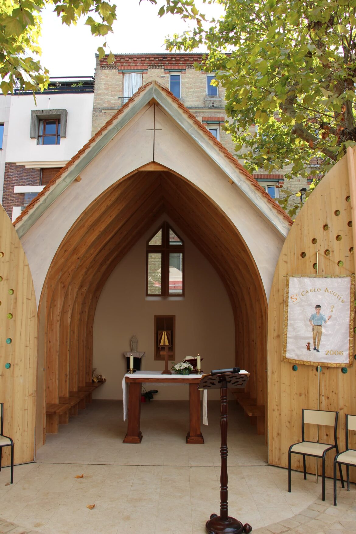 L'oratoire Carlo Acutis ouvert avec la bannière du jeune saint