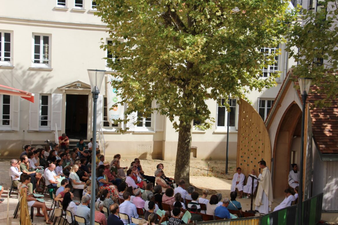 L'assemblée à la première messe dans l'oratoire Carlo Acutis