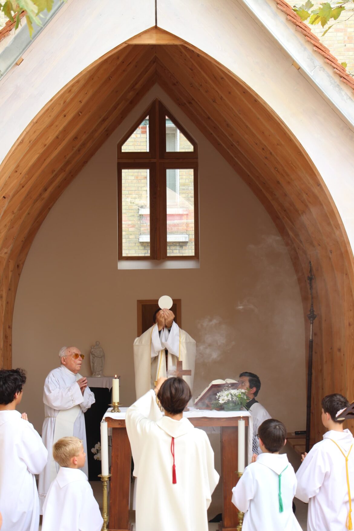 Celebration de la messe et élévation de l'hostie