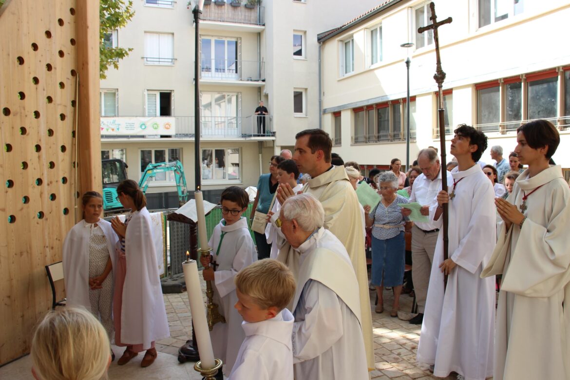 L'entrée en procession dans le nouvel oratoire Carlo Acutis