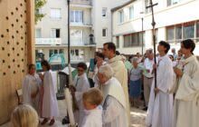 L'entrée en procession dans le nouvel oratoire Carlo Acutis
