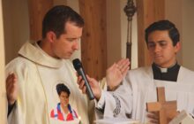 Le Père Blaise et un séminariste célébrant la première messe du nouvel oratoire Carlo Acutis