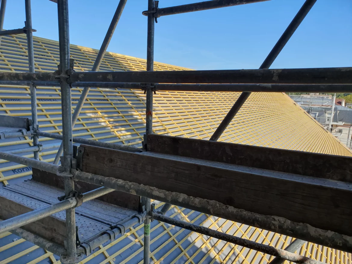 Echafaudage sur la toiture de la future église Sainte-Bathilde de Chelles
