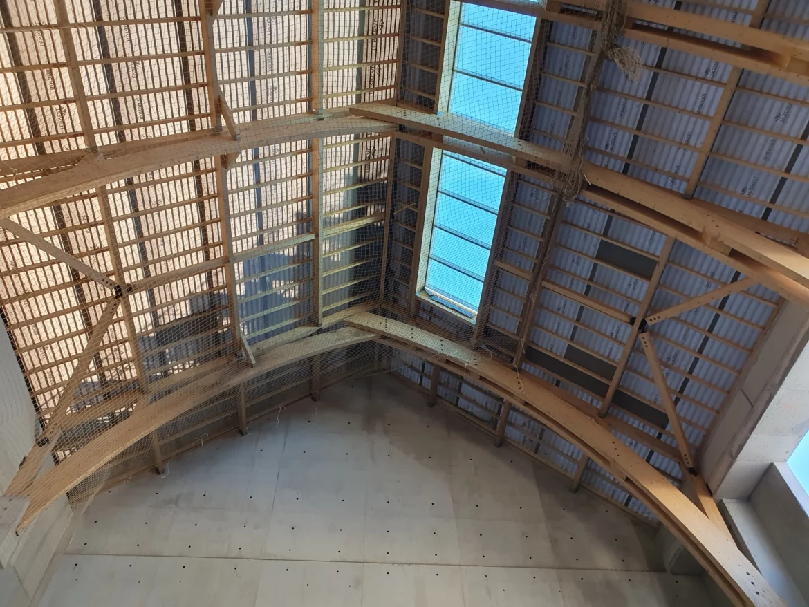 Vue intérieure de la charpente de la future église Sainte-Bathilde à Chelles