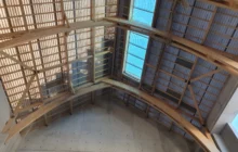 Vue intérieure de la charpente de la future église Sainte-Bathilde à Chelles