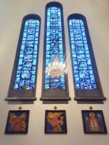Trois vitraux et stations du chemin de croix du Sacré Coeur de Gentilly