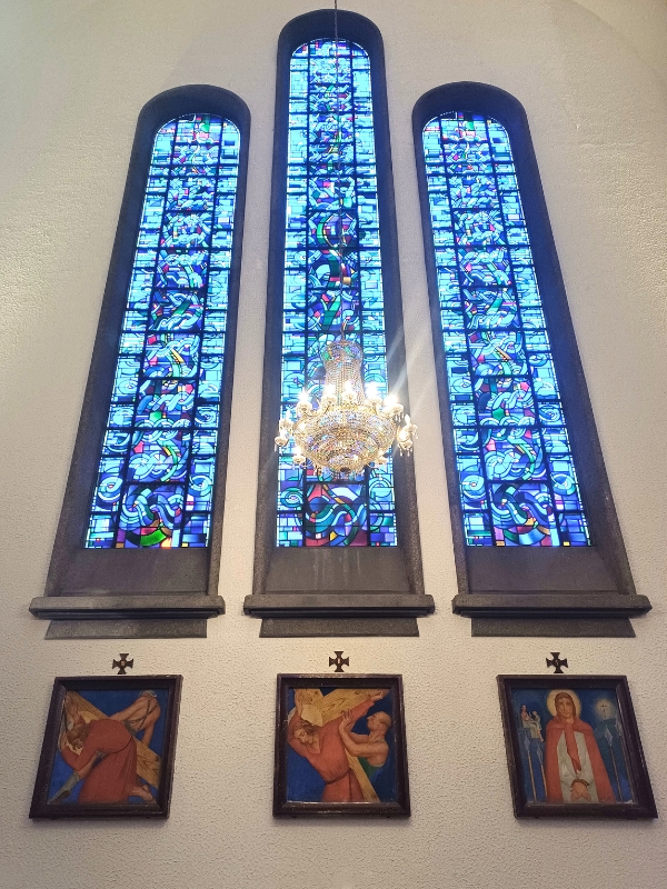 Trois vitraux et stations du chemin de croix du Sacré Coeur de Gentilly