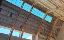 Vue intérieure de la charpente de la future église Sainte-Bathilde de Chelles