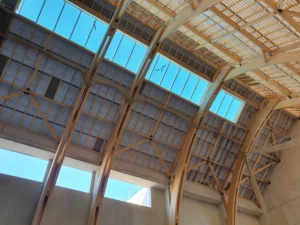 Vue intérieure de la charpente de la future église Sainte-Bathilde de Chelles