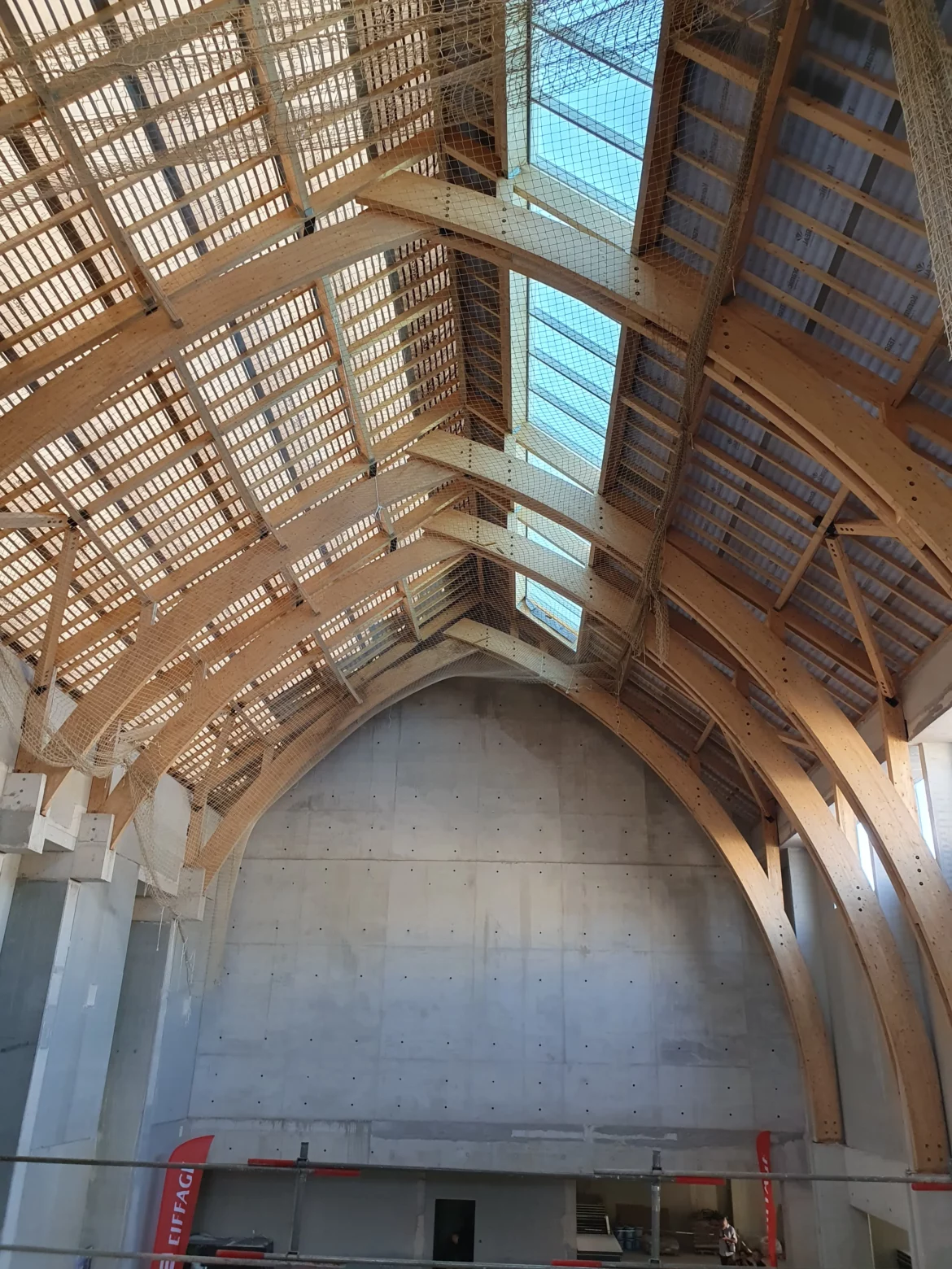 Vue intérieure de la nef de la future église Sainte-Bathilde en construction