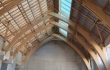 Vue intérieure de la nef de la future église Sainte-Bathilde en construction