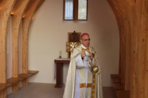 Bénédiction de Mgr Rougé dans le nouvel oratoire de Notre Dame de Boulogne