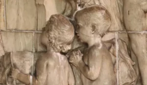 Détail du haut-relief - Les angelots entourant la Sainte