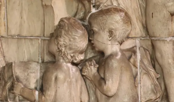 Détail du haut-relief - Les angelots entourant la Sainte