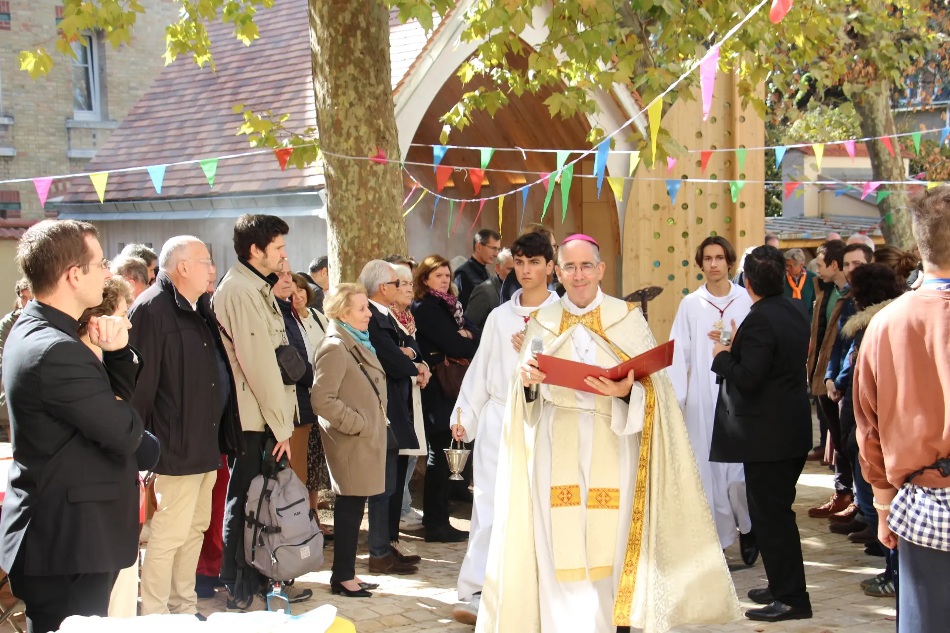 A la fin du chantier, Mgr Rougé, évêque de Nanterre, bénit les locaux paroissiaux rénovés et l'oratoire Carlo Acutis