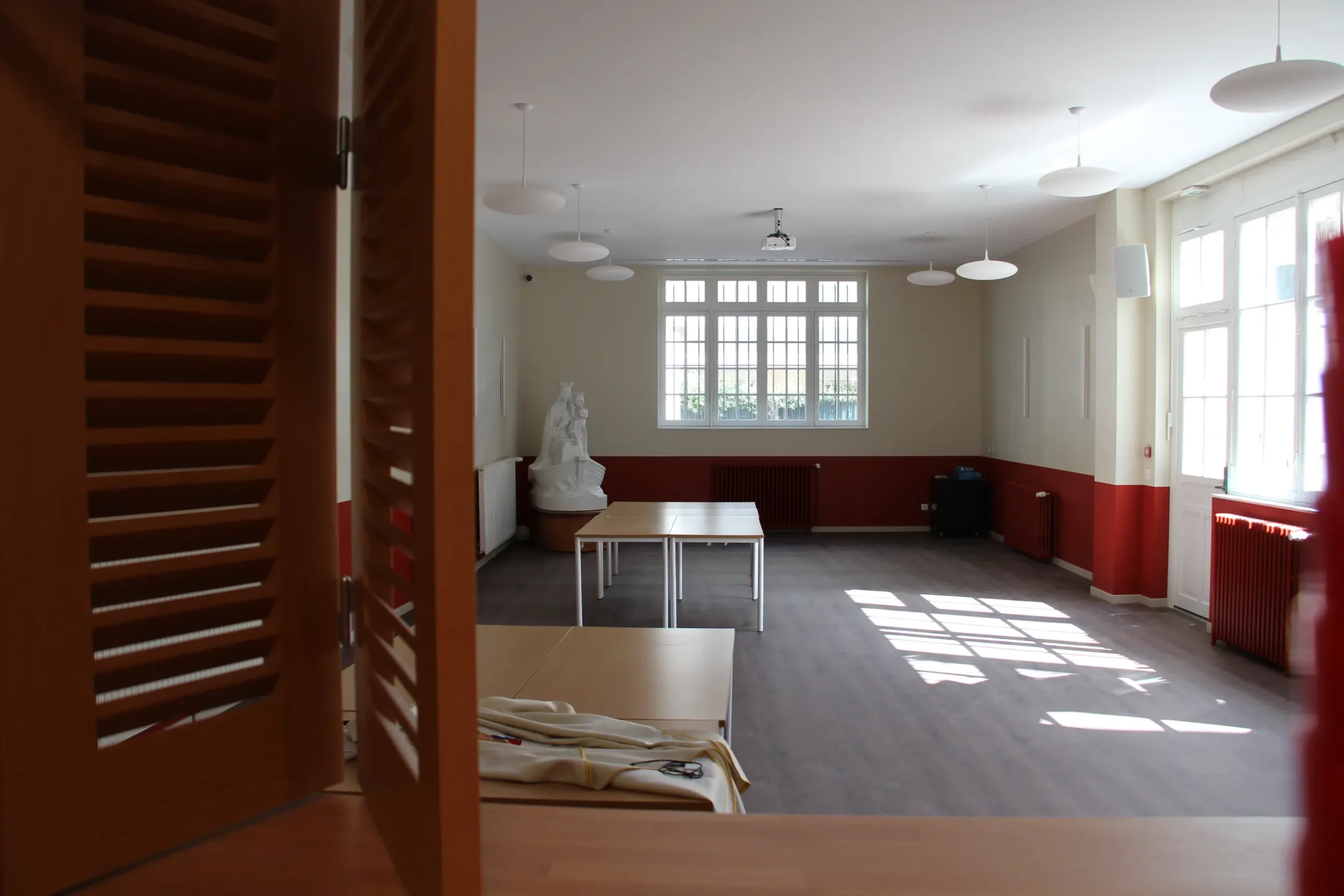 La grande salle, dans le prolongement de la cuisine, contenant la statue de Notre Dame de Boulogne