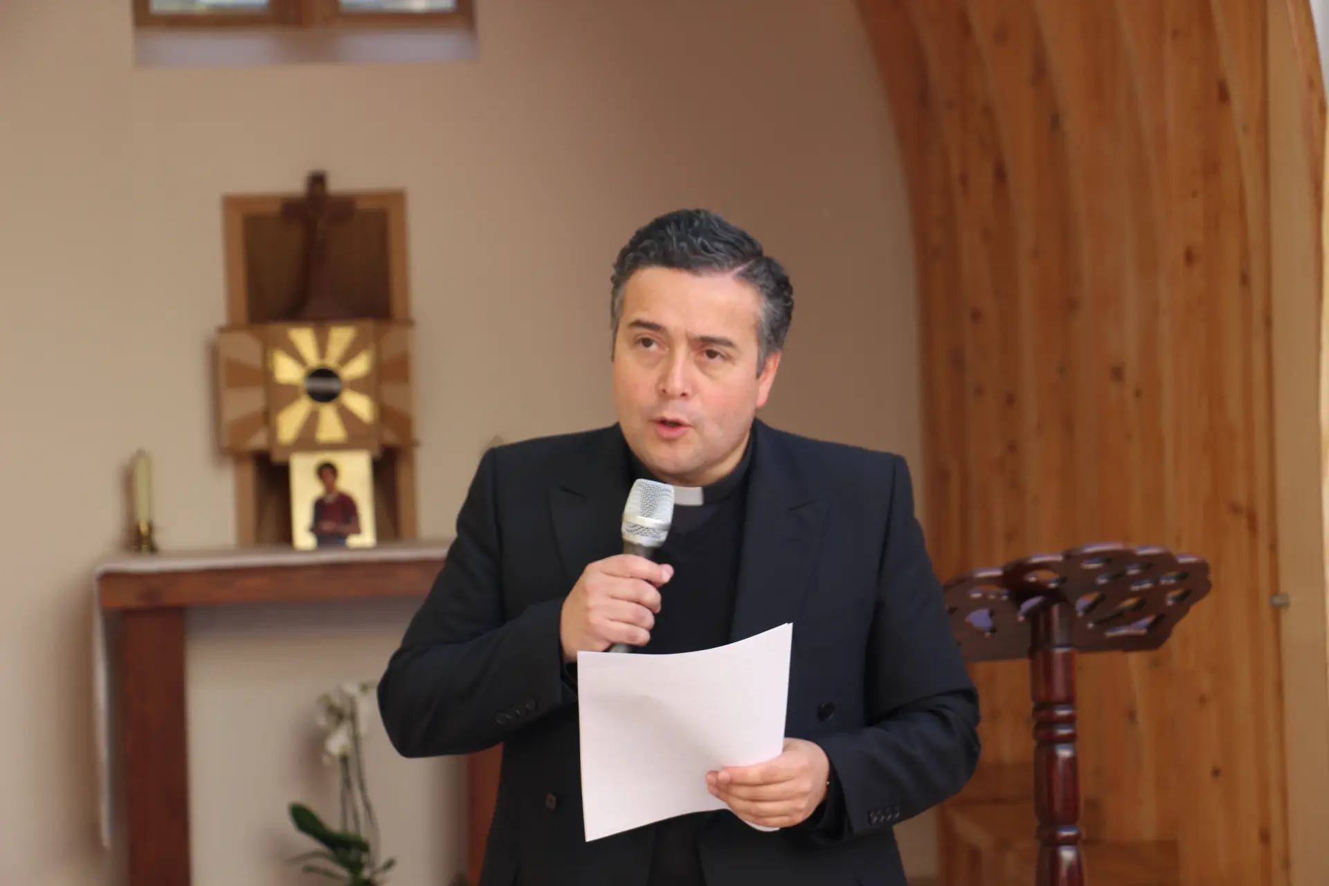 Le Père Villegas, curé de la paroisse Notre-Dame de Boulogne, au micro