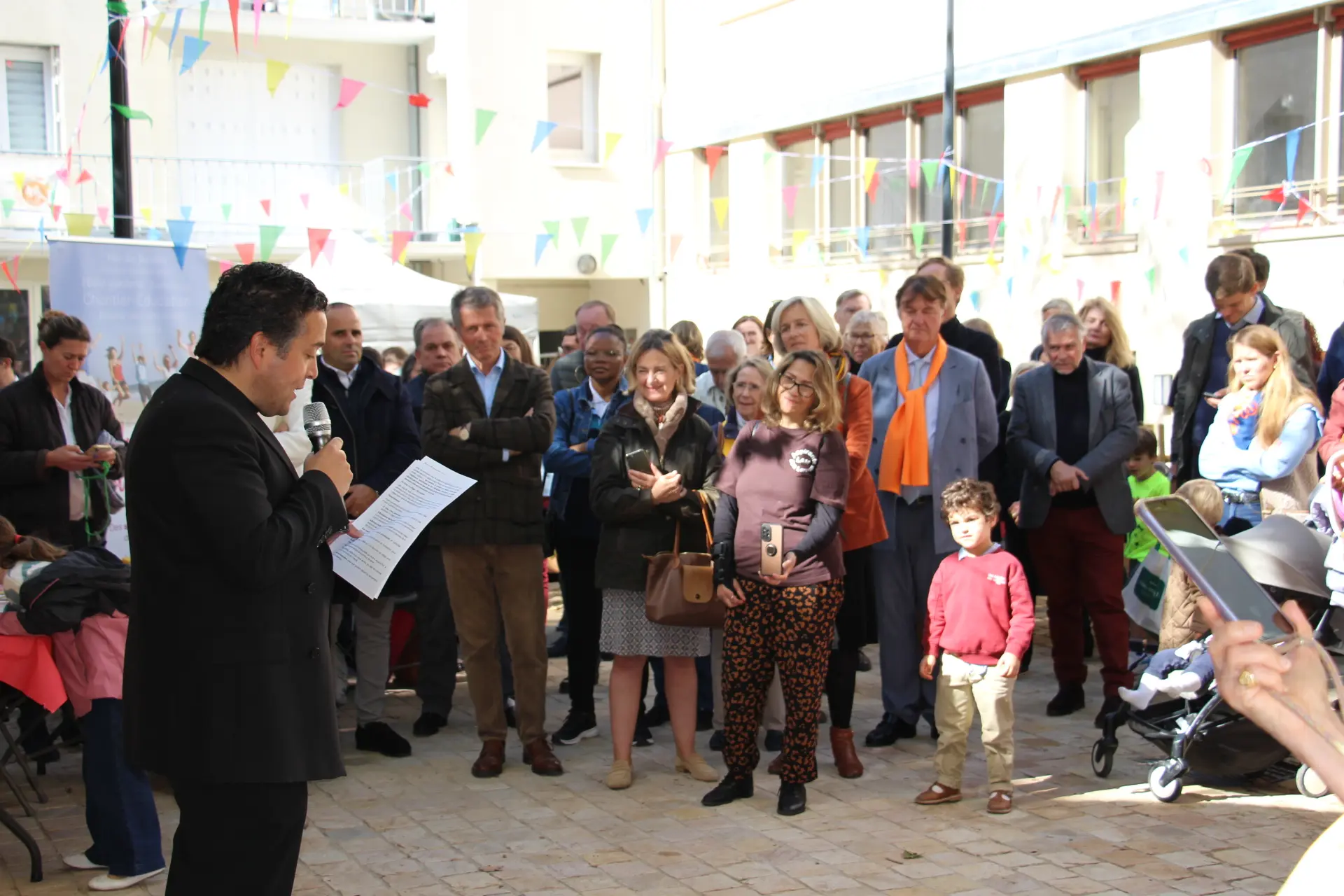 Le Père Villegas, curé de la paroisse Notre Dame de Boulogne