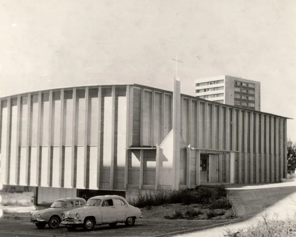Vue de 1965 de l'église Saint-Paul de la Vallée aux Renards