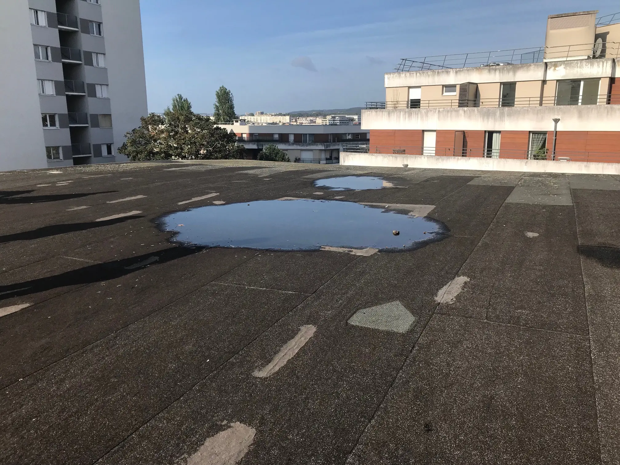 Le toit prenant l'eau de l'église Saint-Paul de la Vallée aux Renards