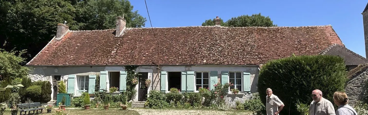 Façade avant du presbytère de Béton-Bazoches