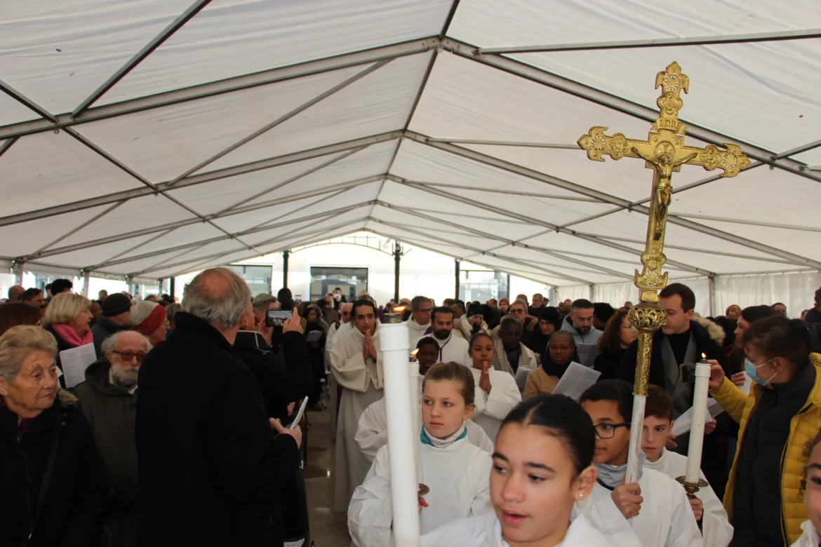 Procession lors de la messe des premières pierres de la future église Saint-Colomban