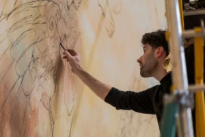 Augustin Frison-Roche réalisant la grande fresque murale de Saint-Joseph-le-Bienveillant