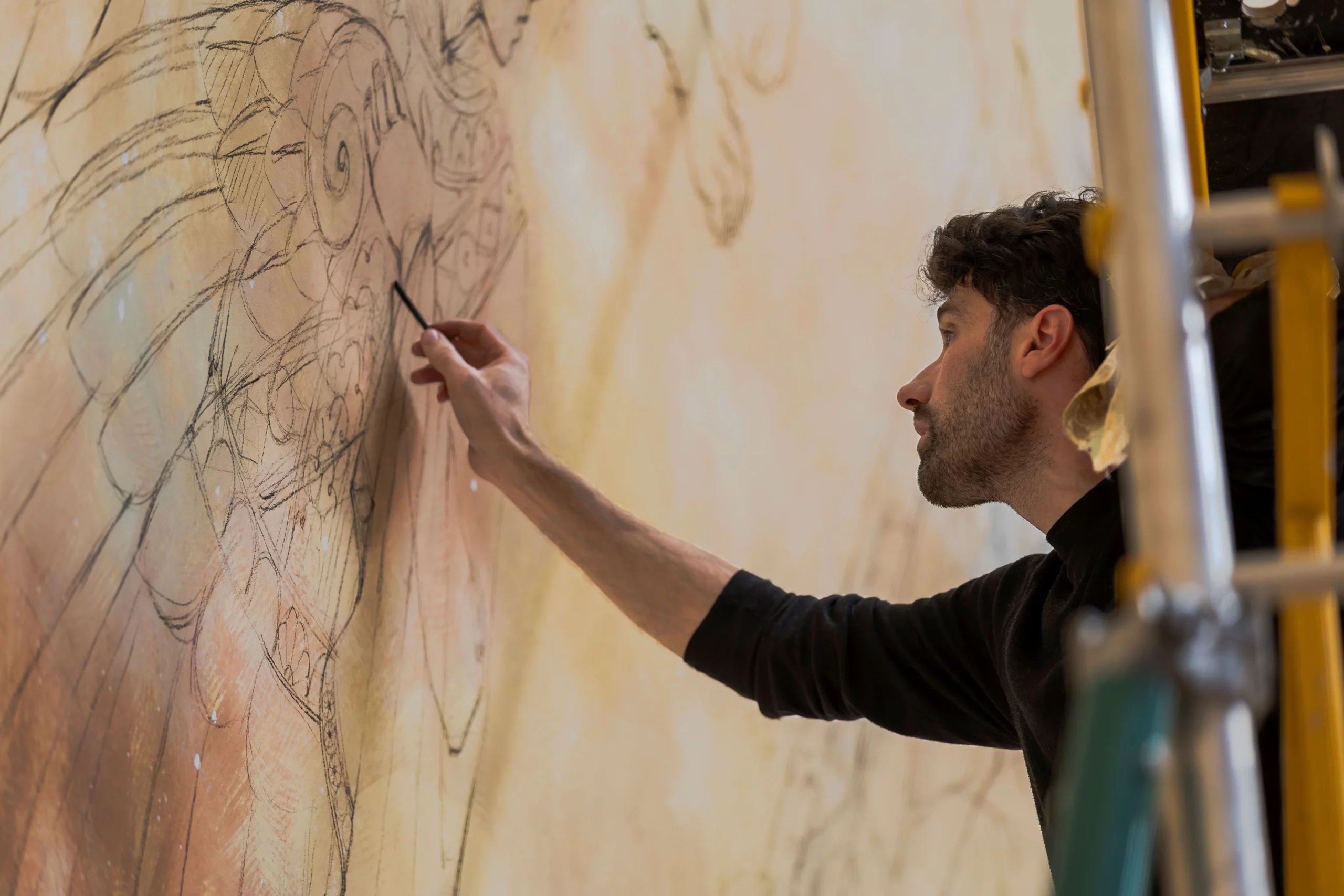 Augustin Frison-Roche réalisant la grande fresque murale de Saint-Joseph-le-Bienveillant