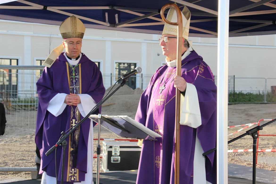 Deux évêques sur le chantier de l'église Saint-Colomban