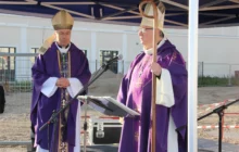 Deux évêques sur le chantier de l'église Saint-Colomban