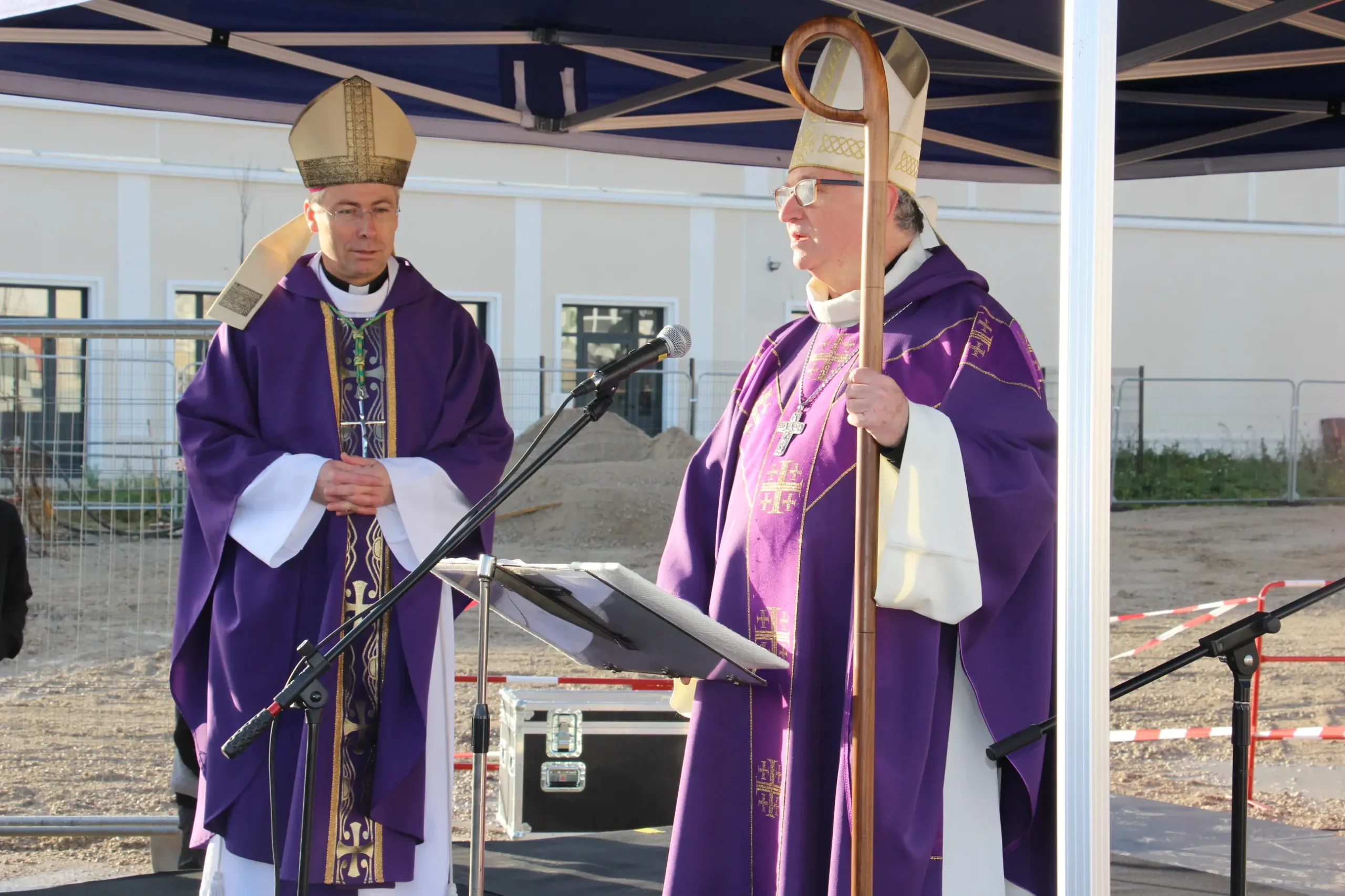 Deux évêques sur le chantier de l'église Saint-Colomban
