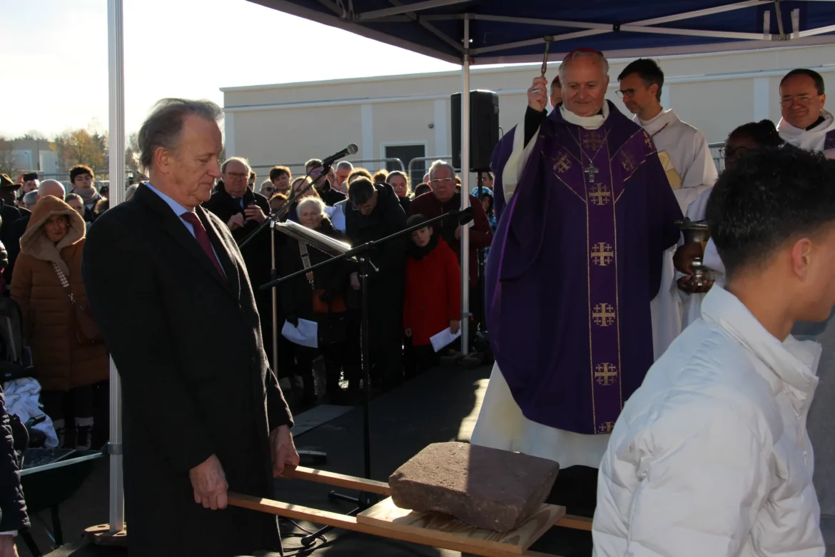 Bénédiction de la première pierre de Saint-Colomban, portée par Vincent Pourquery de Boisserin
