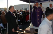 Bénédiction de la première pierre de Saint-Colomban, portée par Vincent Pourquery de Boisserin