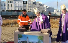Mgr Nahmias pose la première pierre de la future église Saint-Colomban