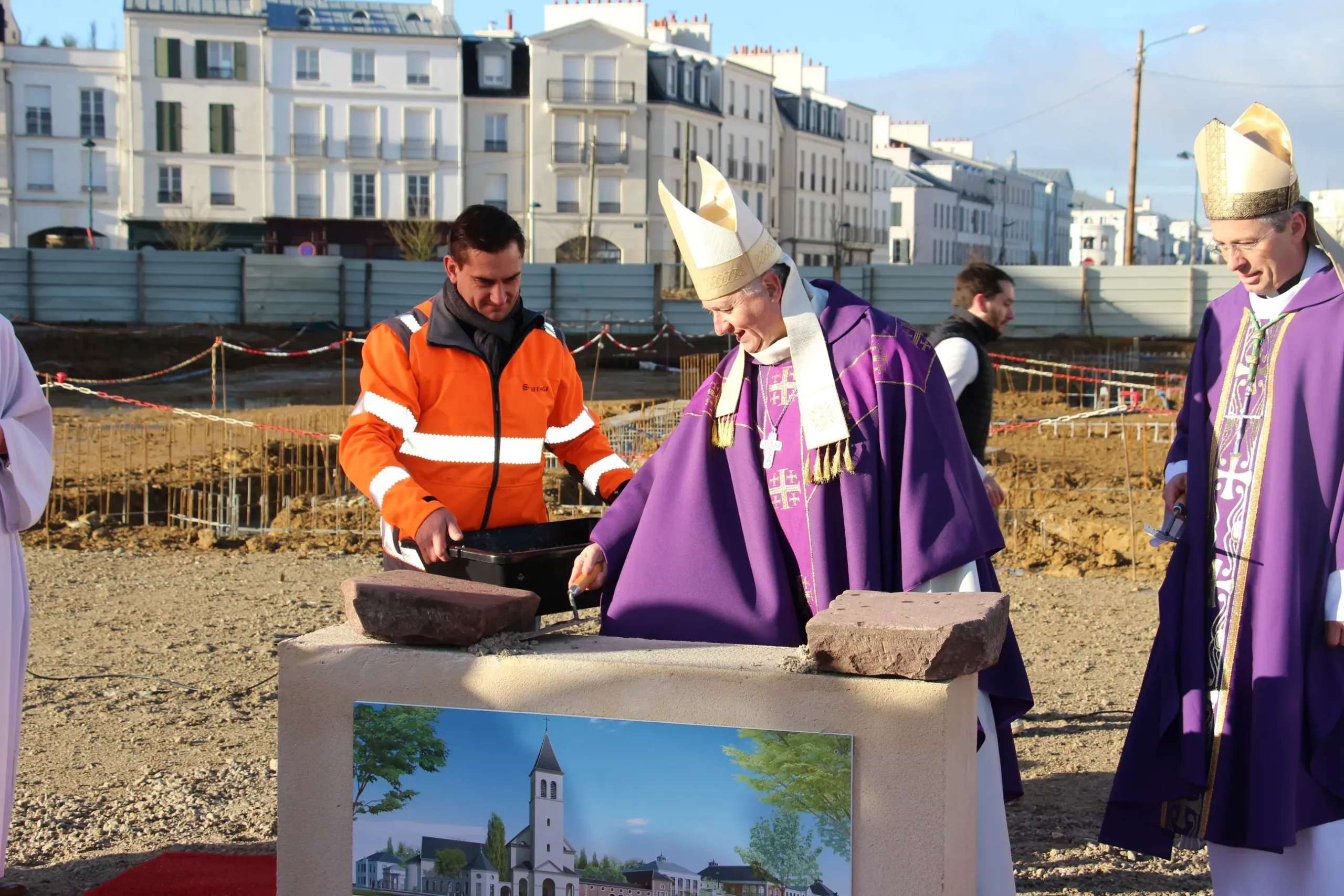 Mgr Nahmias pose la première pierre de la future église Saint-Colomban
